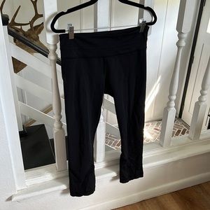 Lululemon cropped yoga pants size 6 with zipper pocket